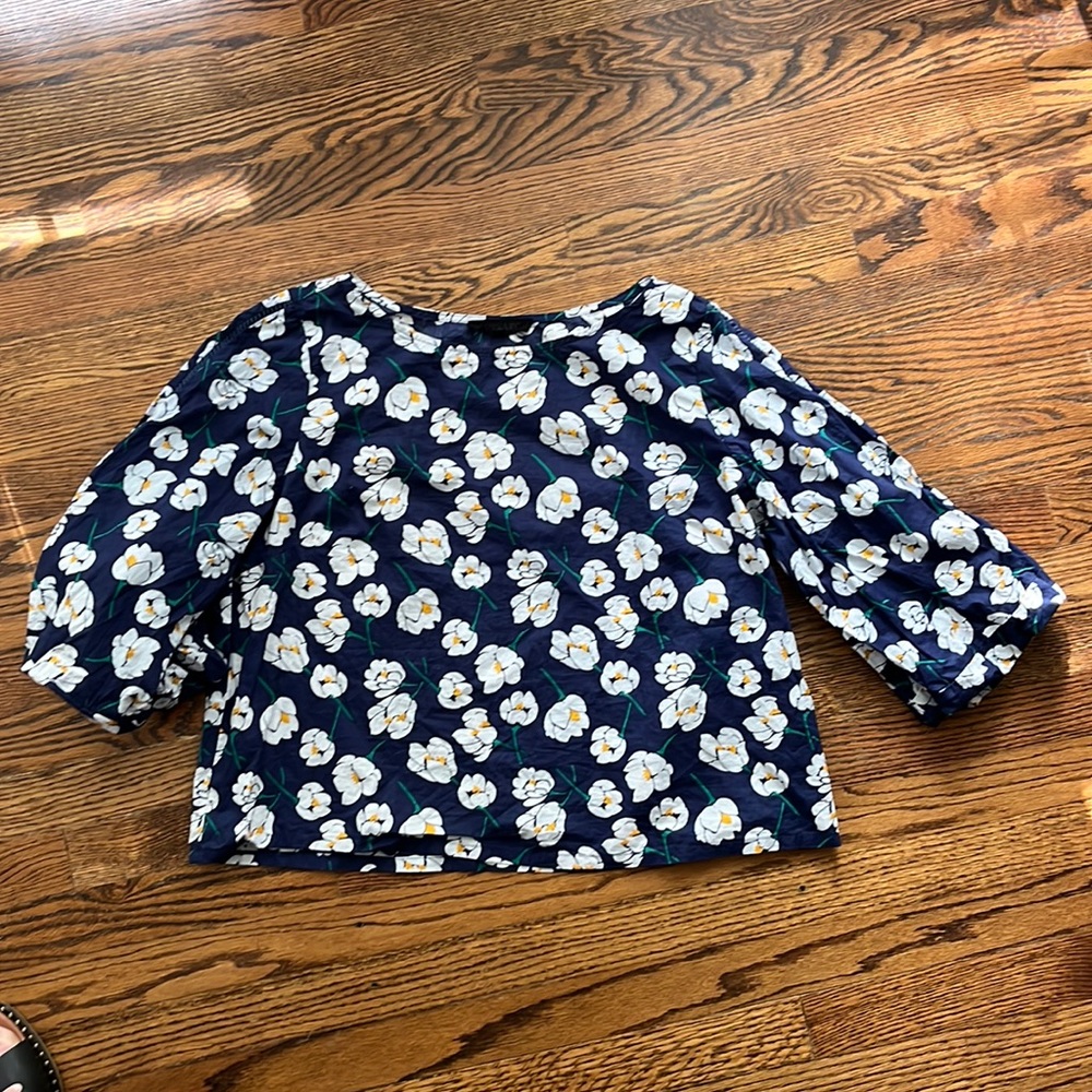 Anthropologie Monarc cute floral poplin puff sleeve top with stitching detail.